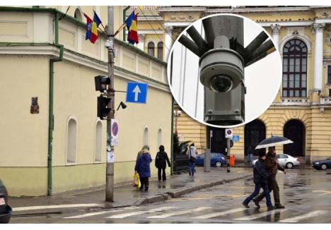 OCHII "DIN CER". Sistemul de supraveghere implementat de municipalitate foloseşte pentru prima dată în România camere de luat vederi cu infraroşu, pentru funcţionarea pe timp de noapte, cu rotire la 360 grade şi cu comandă prin joystick. "Camerele sunt atât de performante încât poţi citi ziarul de la 150 de metri", spune chestorul Liviu Popa, şeful Inspectoratului Judeţean de Poliţie Bihor